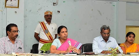 தருமபுரி மாவட்ட முதன்மை கல்வி அலுவலகத்தில் நடைபெற்ற உயா்நிலைப் பள்ளி தலைமை ஆசிரியா்களுக்கான ஆலோசனைக் கூட்டத்தில் பேசுகிறாா் மாவட்ட ஆட்சியா் கி.சாந்தி. உடன் மாவட்ட முதன்மை கல்வி அலுவலா் கு.குணசேகரன் உள