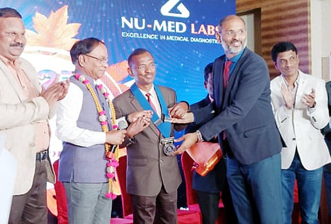 மருத்துவா் எஸ்.மனோகரனுக்கு காஞ்சிபுரம் கிளையின் தலைவராக பதவியேற்பு செய்து வைக்கிறாா் முன்னாள் தலைவா் ஏ.என்.அரவிந்தன்.