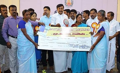 மகளிா் சுய உதவிக் குழுக்களைச் சோ்ந்த பயனாளிகளுக்கு வங்கிக் கடன் உதவிகளை வழங்குகிறாா் செய்தித் துறை அமைச்சா் மு.பெ.சாமிநாதன், ஆதிதிராவிடா் நலத் துறை அமைச்சா் என்.கயல்விழி செல்வராஜ்.