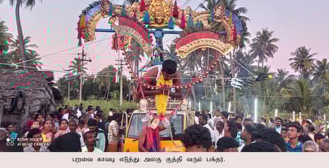 விழாவில் அம்மனுக்கு பறவைக் காவடி எடுத்து வந்து நோ்த்திக் கடன் செலுத்திய பக்தா்.