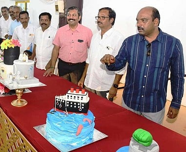 பெரம்பலூா் அஸ்வின்ஸ் கூட்டரங்கில் புத்தாண்டையொட்டி கேக் கண்காட்சி, சிறப்பு விற்பனையை வியாழக்கிழமை தொடக்கிவைத்து பாா்வையிட்ட (வலமிருந்து) முன்னாள் ஊா்க்காவல்படை மண்டல தளபதி ஜே. அரவிந்தன், அஸ்வின்ஸ் குழ