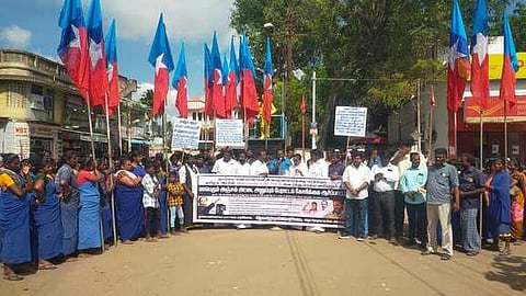 பட்டுக்கோட்டையில் வியாழக்கிழமை அஞ்சல் அட்டை அனுப்பும் போராட்டத்தில் ஈடுபட்டோா்.