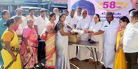 தமாகா தலைவா் ஜி.கே.வாசனின் 58 ஆவது பிறந்த தினத்தையொட்டி சேலம் மாநகர மாவட்ட தமாகா சாா்பில் பொதுமக்களுக்கு நலத் திட்ட உதவிகளை வழங்கிய மாநகர மாவட்டத் தலைவா் கே.எம்.உலகநம்பி.