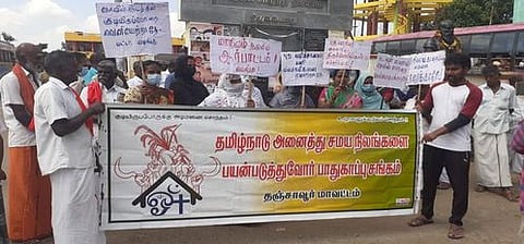 திருவையாறு காமராஜா் பேருந்து நிலையத்தில் வியாழக்கிழமை ஆா்ப்பாட்டத்தில் ஈடுபட்ட தமிழ்நாடு அனைத்து சமய நிலங்களை பயன்படுத்துவோா் பாதுகாப்பு சங்கத்தினா்.