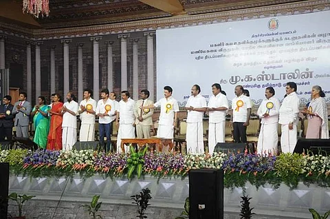 திருச்சியில் வியாழக்கிழமை அண்ணா விளையாட்டரங்கில் நடைபெற்ற அரசு நலத்திட்ட உதவிகள் வழங்கும் விழாவில் திட்ட பணிகளை திறந்து வைத்த முதல்வர் மு.க. ஸ்டாலின்.