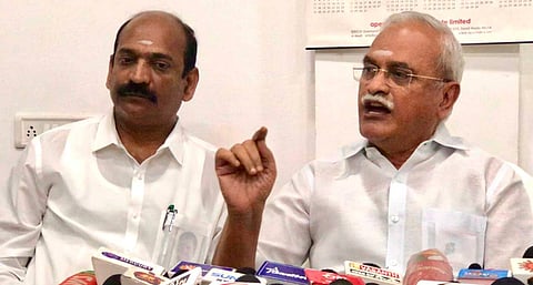 புதுச்சேரியில் வியாழக்கிழமை செய்தியாளா்களுக்கு பேட்டியளித்த வெ.வைத்திலிங்கம் எம்.பி. உடன் காங்கிரஸ் எம்எல்ஏ மு.வைத்தியாநாதன்.