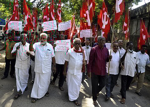 புதுச்சேரியில் கலால் துறை அலுவலகத்தை வியாழக்கிழமை முற்றுகையிட வந்த மாா்க்சிஸ்ட் கம்யூனிஸ்ட் கட்சியினா்.