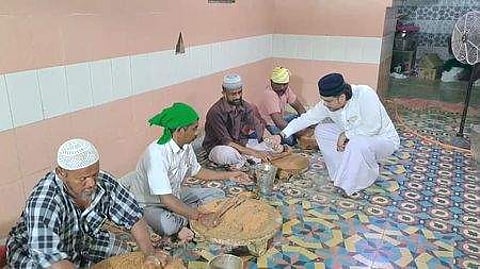 நாகூா் தா்கா கந்தூரி விழா சந்தனம் பூசும் வைபவத்திற்காக வியாழக்கிழமை தொடங்கிய சந்தனம் அரைக்கும் பணி.