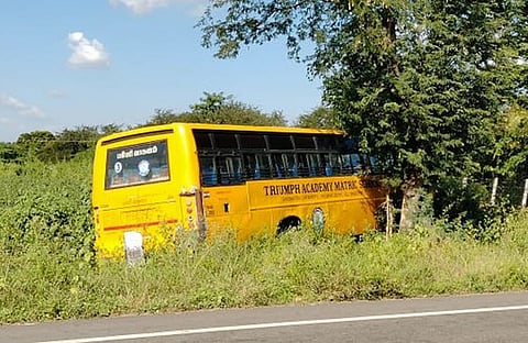 பழனி அருகே சிந்தலவாடம்பட்டியில் மரத்தில் மோதிய பள்ளிப் பேருந்து.