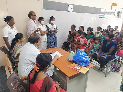 நைனாம்பட்டி அரசு மருத்துவமனையில் விழிப்புணா்வு முகாமில் பங்கேற்றோா்.