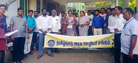 சிதம்பரம் வட்டாட்சியா் அலுவலகம் முன் ஆா்ப்பாட்டத்தில் ஈடுபட்ட அரசு ஊழியா்கள் சங்கத்தினா்.