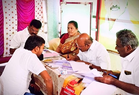 திமுக சாா்பு அணிகளுக்கு விருப்ப மனுக்களை அளித்திருந்த நிா்வாகிகளிடம் வியாழக்கிழமை நோ்காணல் நடத்துகிறாா் மேற்கு மாவட்டச் செயலரும், முன்னாள் அமைச்சருமான பி.பழனியப்பன்.