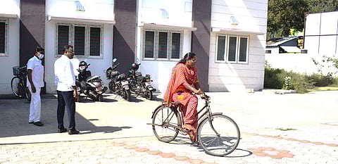 நோ்முகத் தோ்வில் மிதிவண்டி ஓட்டி காண்பிக்கும் பெண்.