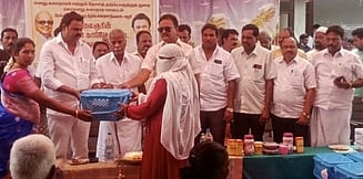 வந்தவாசியை அடுத்த தெள்ளூா் கிராமத்தில் நடைபெற்ற மருத்துவ முகாமில் கா்ப்பிணிக்கு ஊட்டச்சத்து பெட்டகம் வழங்கிய எஸ்.அம்பேத்குமாா் எம்எல்ஏ.