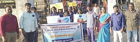 இளங்காடு கிராமத்தில் கரோனா விழிப்புணா்வு ஊா்வலம் சென்ற பொன்னூா் அரசு மேல்நிலைப் பள்ளி நாட்டு நலப் பணித் திட்ட மாணவ, மாணவிகள்.