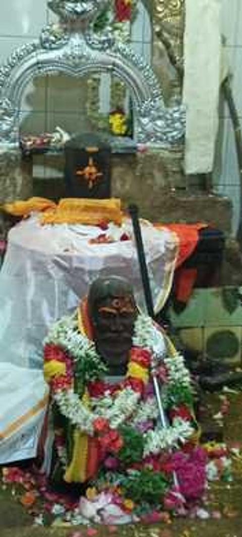 கட்டங்குடி கோயிலில் வியாழக்கிழமை வழிபாட்டின் போது, அருள்பாலித்த மௌனகுரு ஸ்ரீகுமரவேல்சாமி, நமச்சிவாயப் பெருமான்.