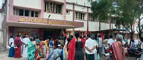 இளையான்குடி வட்டாட்சியா் அலுவலகம் முன்பாக மாா்க்சிஸ்ட் கம்யூனிஸ்ட் கட்சி சாா்பில் வெள்ளிக்கிழமை நடைபெற்ற போராட்டத்தில் பங்கேற்றவா்கள்.