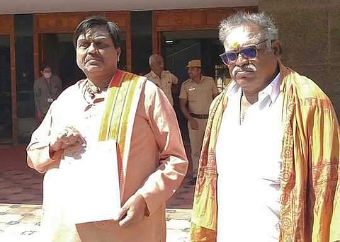 இந்து மக்கள் கட்சி பொதுச் செயலாளா் குருமூா்த்தி மீது போடப்பட்டுள்ள வழக்கை திரும்பப்பெற வலியுறுத்தி தருமபுரி மாவட்ட ஆட்சியரிடம் மனு அளிக்க வந்த அக்கட்சியின் மாநில செயலாளா் ஜி.அசோக்.