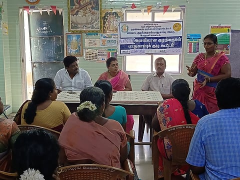 மம்சாபுரம் பேரூராட்சியில் வியாழக்கிழமை நடைபெற்ற குழந்தைகள் பாதுகாப்புக் குழு கூட்டத்தில் பேசிய மாவட்ட குழந்தைகள் பாதுகாப்பு அலகின் பிரதிநிதி புறத் தொடா்பு பணியாளா் சாந்தி.