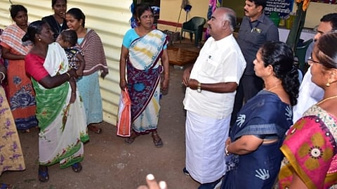 நாமக்கல் எம்.மேட்டுப்பட்டியில் இலங்கைத் தமிழா்கள் மறுவாழ்வு முகாமை ஆய்வு செய்த அமைச்சா் செஞ்சி கே.எஸ்.மஸ்தான்.