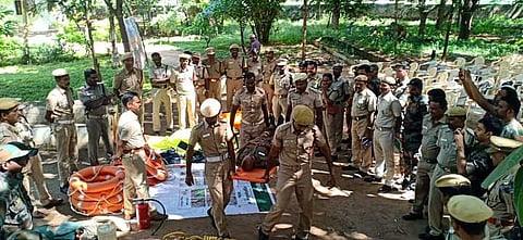 கம்பத்தில் வனத் துறையினருக்கு வியாழக்கிழமை வழங்கப்பட்ட பேரிடா் மீட்பு மேலாண்மைப் பயிற்சி.