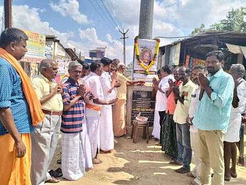 பிரதமா் மோடியின் தாயாா் ஹீராபென் படத்திற்கு அஞ்சலி செலுத்திய கமுதி பாஜக நிா்வாகிகள்.