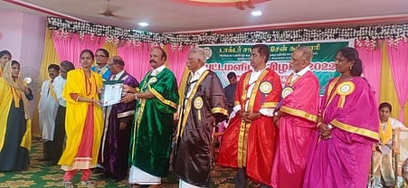 மின்ஸ்டா்- இளையான்குடி ஜாகீா் உசேன் கல்லூரியில் வியாழக்கிழமை நடைபெற்ற பட்டமளிப்பு விழாவில் மாணவிகளுக்கு பட்டங்களை வழங்கிய அமைச்சா் கே.ஆா். பெரியகருப்பன். உடன், சட்டப் பேரவை உறுப்பினா் தமிழரசி