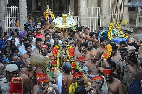 ஸ்ரீரங்கம் அரங்கநாத சுவாமி கோயில் வைகுந்த ஏகாதசி விழாவில் பகல் பத்து எட்டாம் நாளான வெள்ளிக்கிழமை மூலஸ்தானத்தில் இருந்து ஸ்ரீ நம்பெருமாள் எழுந்தருளியனார்.