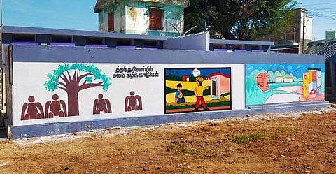 வாழப்பாடியில் விழிப்புணா்வு கருத்துக்காட்சி ஓவியங்களுடன் புதுப்பிக்கப்பட்டுள்ள நவீன சுகாதார வளாகம்.