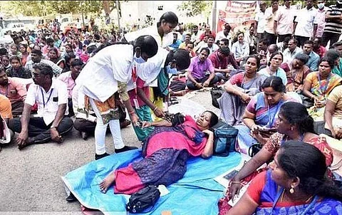 அமைச்சருடன் நடந்த பேச்சுவார்த்தை தோல்வி: தொடரும் இடைநிலை ஆசிரியர்களின் போராட்டம்