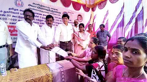 மகளிா் சுய உதவிக் குழுவினருக்கு கடன் தள்ளுபடி சான்றிதழ்