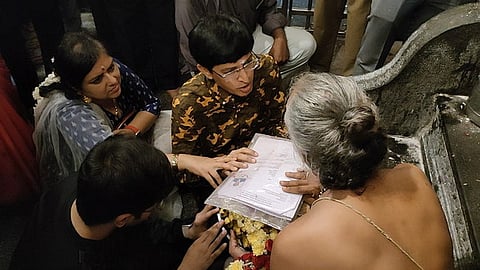 சனீஸ்வர பகவான் சந்நிதியில் வழிபட்ட தமிழக அரசின் கூடுதல் தலைமைச் செயலாளா் ஜெ. ராதாகிருஷ்ணன்.