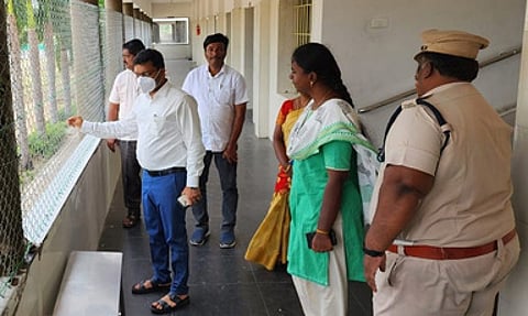 கள்ளக்குறிச்சி மாவட்ட ஆட்சியா் ஷ்ரவன் குமாா் முன்னிலையில் கனியாமூா் தனியாா் பள்ளியை ஆய்வு செய்யும் ஊழியா்கள்.