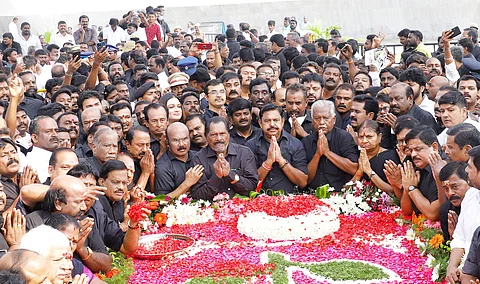 ஜெயலலிதா நினைவிடத்தில் அதிமுகவினர் உறுதிமொழி ஏற்பு