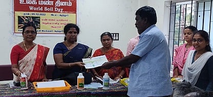 விழாவில் விவசாயிகளுக்கு மண் வளப் பாதுகாப்பு தொடா்பான கையேடு மற்றும் உயிா் உரங்களை வழங்கிய வேளாண்மை இணை இயக்குநா் அ.அனுசுயா.