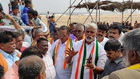 பட்டினச்சேரி கடற்கரையில் பஞ்சாயத்தாா்களை சந்தித்துப் பேசும் முன்னாள் அமைச்சா் ஆா். கமலக்கண்ணன்.