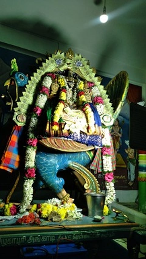 கூத்தாநல்லூரில் மயில் வாகனத்தில் வீதியுலா வந்த வள்ளி, தெய்வானை சமேத முருகப் பெருமான்.