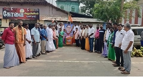 திருவாரூரில் அம்பேத்கரின் உருவப் படத்துக்கு மாலை அணிவித்து அஞ்சலி செலுத்திய பாஜகவினா்.