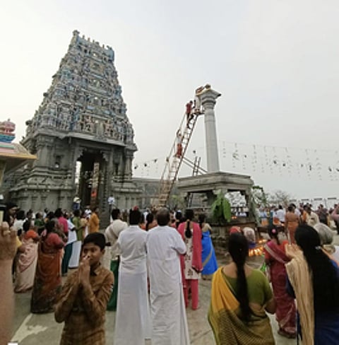 சென்னிமலை முருகன் கோவிலில் காா்த்திகை தீப திருவிழா