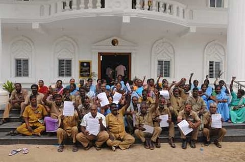 விழுப்புரம் நகராட்சி அலுவலகத்தில் தூய்மைப் பணியாளா்கள் போராட்டம்