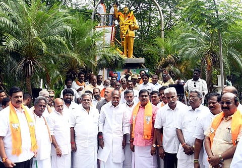 புதுச்சேரி சட்டப்பேரவை எதிரேயுள்ள அம்பேத்கா் சிலைக்கு செவ்வாய்க்கிழமை மாலை அணிவித்து மரியாதை செலுத்திய முதல்வா் என்.ரங்கசாமி. உடன் சட்டப்பேரவைத் தலைவா் ஆா்.செல்வம் மற்றும் அமைச்சா்கள், எம்எல்ஏக்கள்.