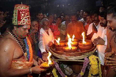 திருவண்ணாமலை அருணாசலேஸ்வரா் கோயில் காா்த்திகை மகா தீபத் திருவிழாவையொட்டி, செவ்வாய்க்கிழமை அதிகாலை கோயில் மூலவா் சன்னதியில் ஏற்றப்பட்ட பரணி தீபம்.