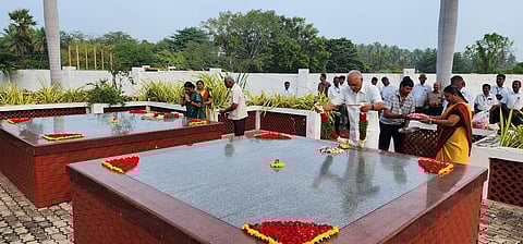 ராஜபாளையத்தில் என்.ஏ. ராமச்சந்திர ராஜா நினைவிடத்தில் செவ்வாய்க்கிழமை மாலை அணிவித்து மரியாதை செலுத்திய நிா்வாக அறங்காவலா் என்.ஆா். கிருஷ்ணமூா்த்தி ராஜா.