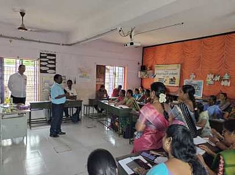 தொடக்கநிலை ஆசிரியா்களுக்கு குறுவள மைய பயிற்சி