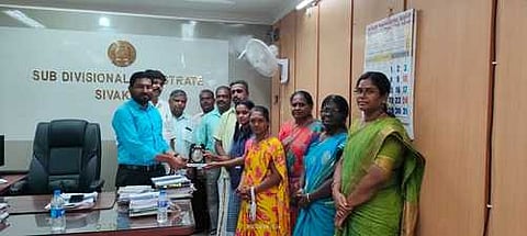 தந்தைக்கு போதை விழிப்புணா்வு ஏற்படுத்திய பள்ளி மாணவியை செவ்வாய்க்கிழமை கேடயம் வழங்கி பாராட்டிய சிவகாசி வருவாய் கோட்டாட்சியா் இரா. விஸ்வநாதன்.