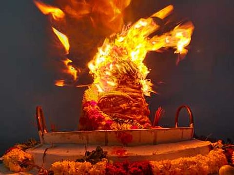 ஸ்ரீவில்லிபுத்தூா் அருகே மலைக் கொழுந்தீஸ்வரா் கோயிலில் செவ்வாய்க்கிழமை ஏற்றப்பட்ட மகா தீபம்.