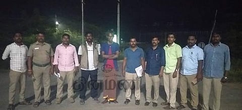 மணப்பாறையில் யானை தந்தங்கள் விற்பனையில் ஈடுபட்ட ஒருவரை கைது செய்த வனச்சரகத்தினர், வன பாதுக்காப்புப் படையினர்.