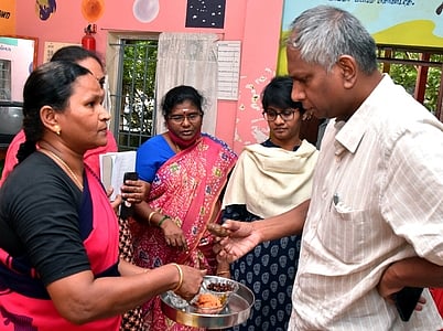 பெரம்பலூா் மாவட்ட வளா்ச்சித் திட்டப் பணிகள் ஆய்வு