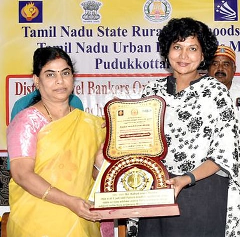 புதுக்கோட்டையில் செவ்வாய்க்கிழமை நடைபெற்ற நிகழ்ச்சியில் மாவட்ட மத்திய கூட்டுறவு வங்கியின் மேலாண்மை இயக்குநா் தனலட்சுமியிடம் கேடயத்தை வழங்கினாா் ஆட்சியா் கவிதா ராமு.