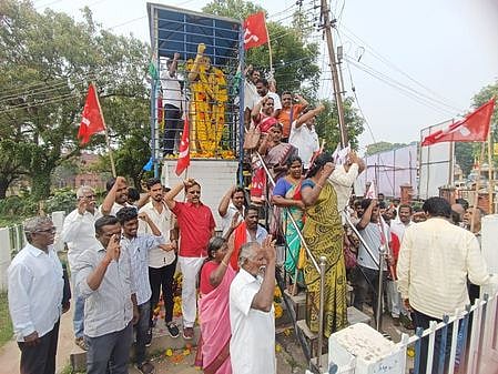 புதுக்கோட்டை பொது அலுவலக வளாகத்தில் உள்ள அம்பேத்கா் சிலைக்கு செவ்வாய்க்கிழமை திமுக மாவட்டச் செயலா் கே.கே. செல்லபாண்டியன் தலைமையில் மாலை அணிவித்த திமுகவினா்.